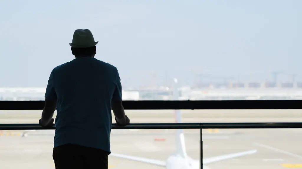 Mann wartet auf Flugzeug